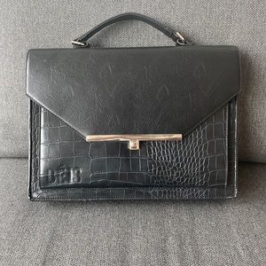 BEIS - The Messenger in Black Croc